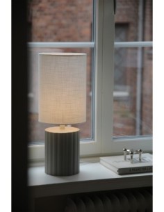 Lampe Can avec abat-jour coton blanc et base métal gris ondulé, design moderne et élégant. 2