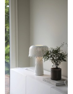 Lampe de table Verbera blanche Markslojd métal ajouré 2