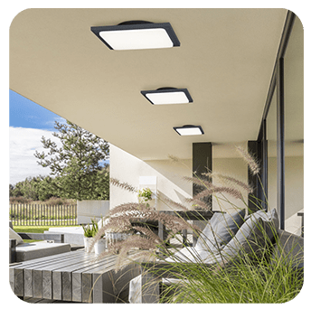 Jardin, terrasse ext&eacute;rieur maison &eacute;clair&eacute; avec borne et &eacute;clairage solaire